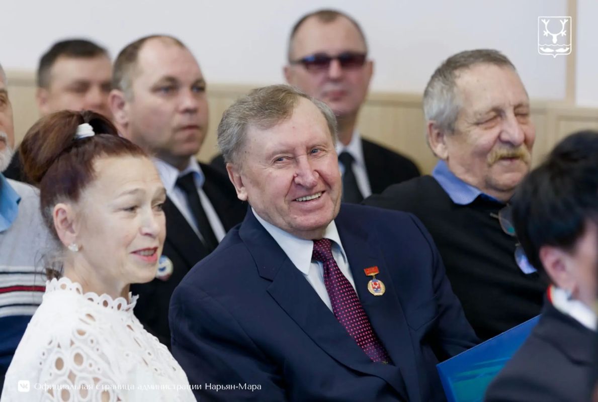 Глава города поздравил Нарьян-Марский объединенный авиаотряд с юбилеем Глава города поздравил Нарьян-Марский объединенный авиаотряд с юбилеем