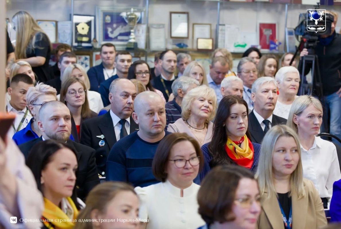 Глава города поздравил Нарьян-Марский объединенный авиаотряд с юбилеем Глава города поздравил Нарьян-Марский объединенный авиаотряд с юбилеем