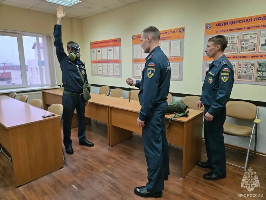 Сотрудники МЧС России повысили классность Сотрудники МЧС России повысили классность