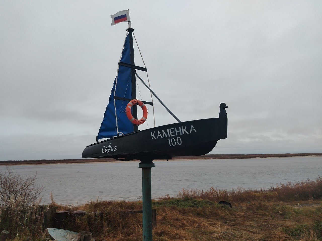 В Каменке отреставрировали символ деревни — лодку-флюгер