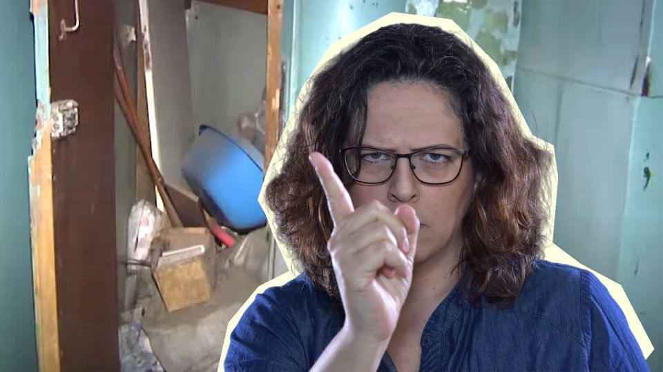 Управа найдется: вот куда жаловаться, если сосед завалил весь холл своим хламом