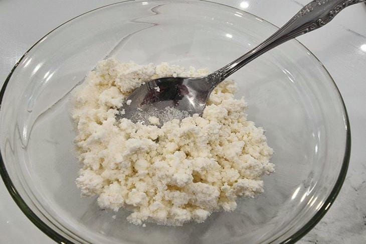 Как приготовить творог из кефира дома: простой рецепт полезного завтрака