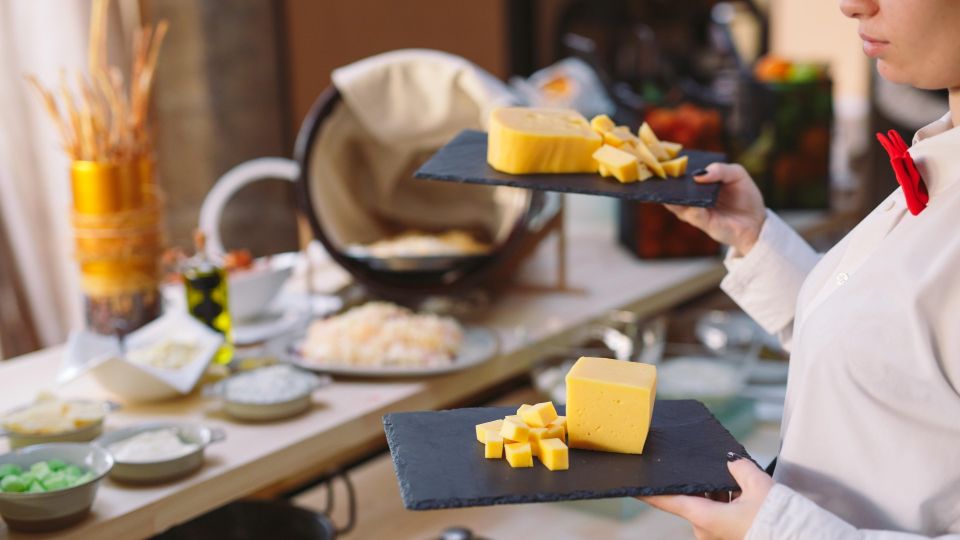 Запомните, как нужно хранить сыр в холодильнике: пролежит намного дольше