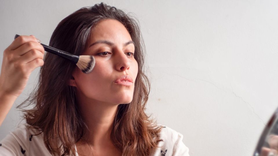 Эти 5 хитрых трюков закрепят косметику на весь день: лицо больше не поплывет