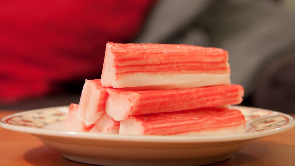 Вкусные крабовые палочки видно невооруженным глазом: внимание на цвет