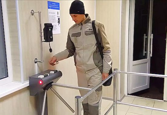 Работа по требованию: насколько законно платить за часы, проведенные на территории работодателя?