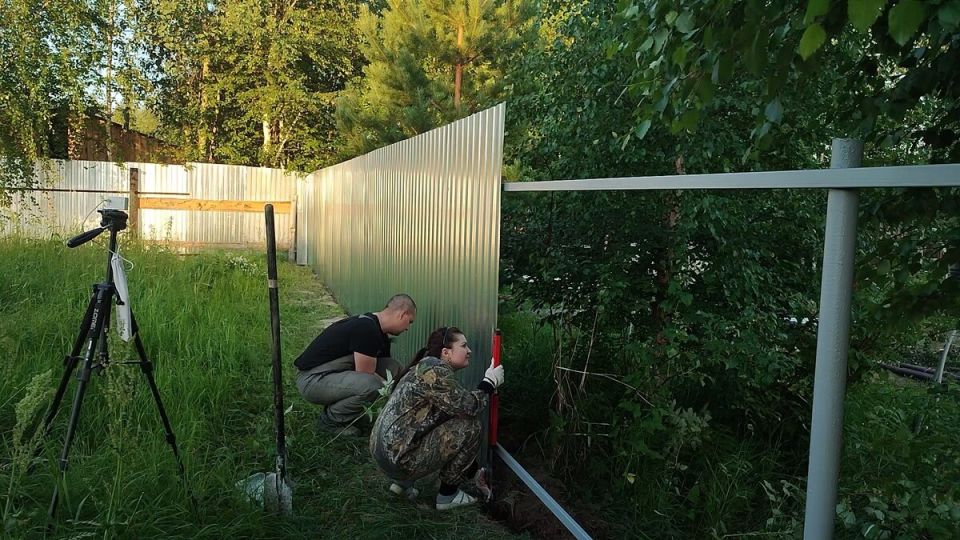 Проблемы с соседями и самовольный забор: как избежать неприятностей на загородном участке