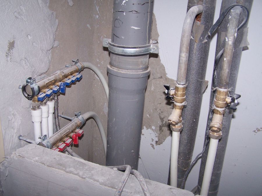 Как добиться замены старых труб в квартире за счет управляющей компании