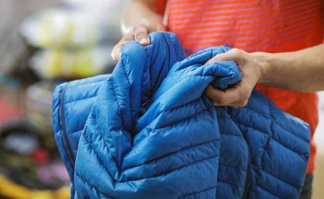 Идеальный способ очистки пуховиков: секреты борьбы с пятнами и блеском