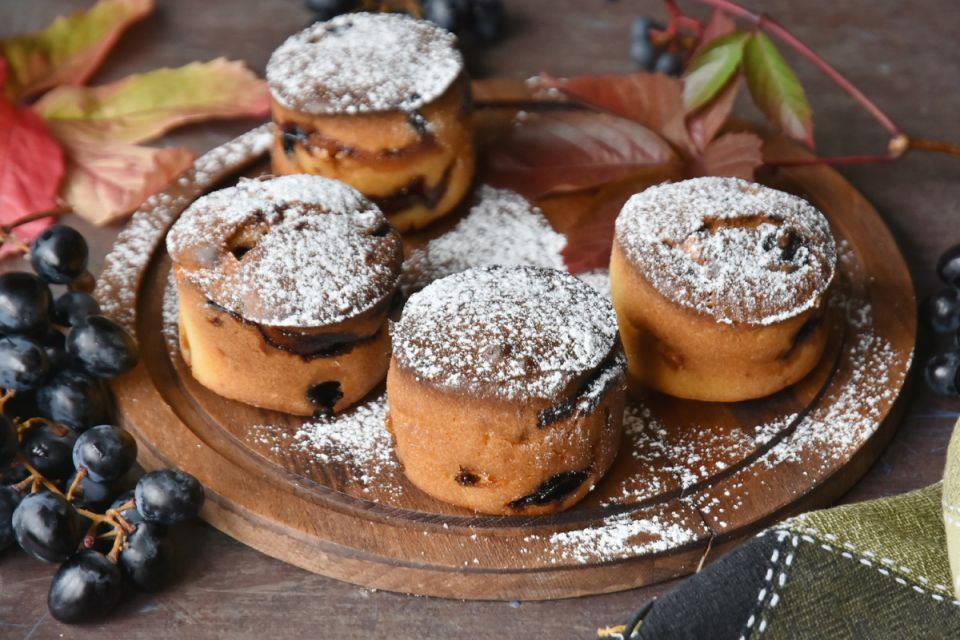 Кексы с виноградом и сыром: неожиданный десерт для гурманов