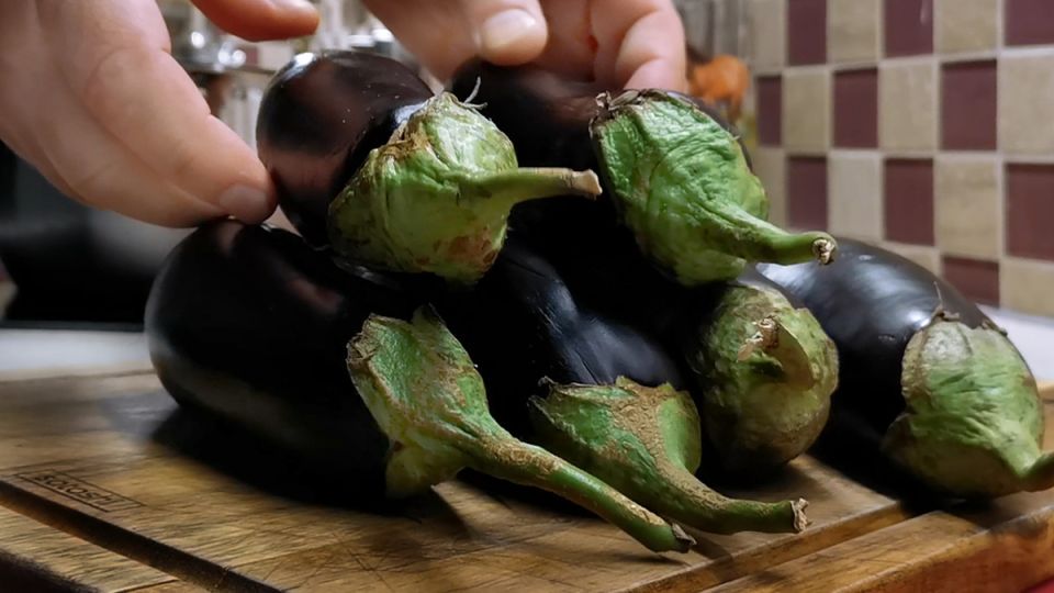 Невероятная закуска из баклажанов, которую можно приготовить всего за 15 минут