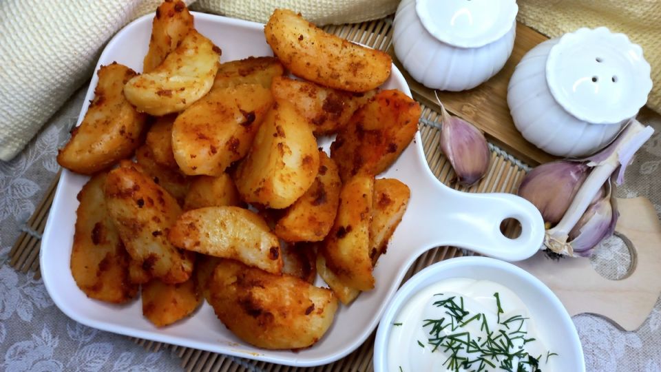 Картофель, запечённый с чесноком и паприкой: хрустящая корочка, мягкость внутри