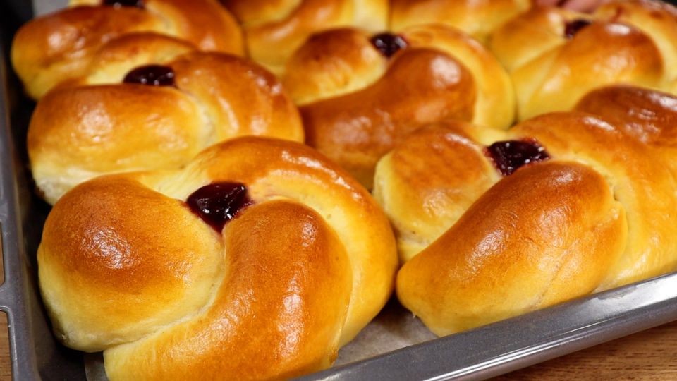 Приготовьте нежные булочки с кокосовой начинкой