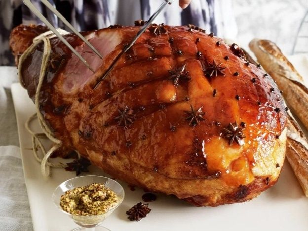 Ароматный свиной окорок: праздничное блюдо на ваш стол