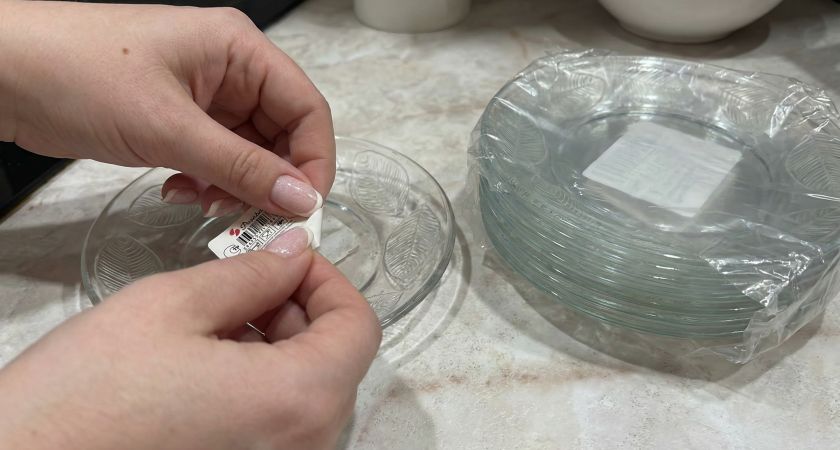Как быстро и безопасно убрать наклейки и следы клея с посуды и покупок
