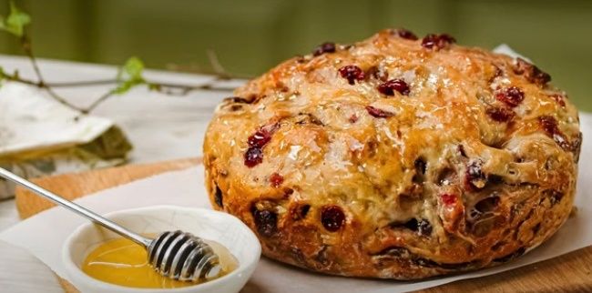 Легкий домашний хлеб с клюквой и грецкими орехами