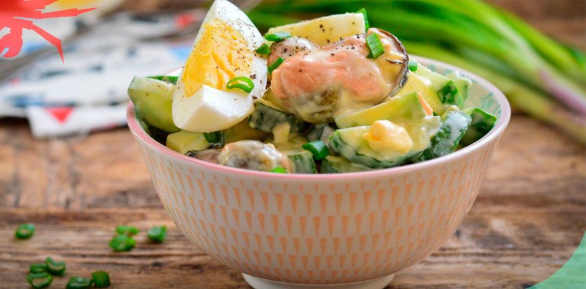 Изысканный салат с мидиями и свежими овощами