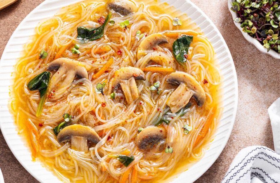 Ароматный суп с фунчозой и грибами: быстро, полезно и вкусно