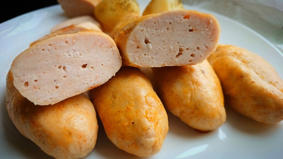 Как приготовить вкусные и полезные молочные сардельки из индейки дома