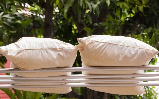 Как правильно постирать и высушить подушку в домашних условиях