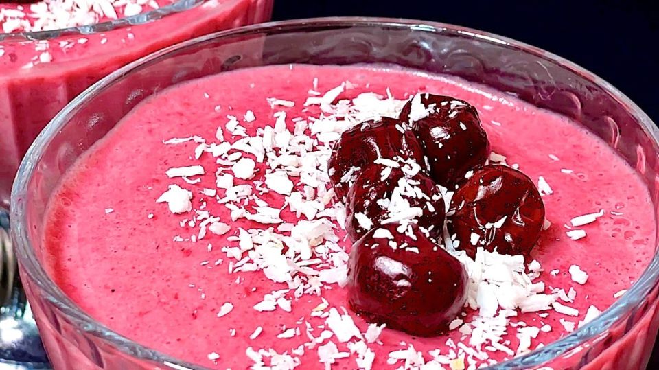 Воздушное желе из ряженки и вишни: десерт, который украсит ваш вечер