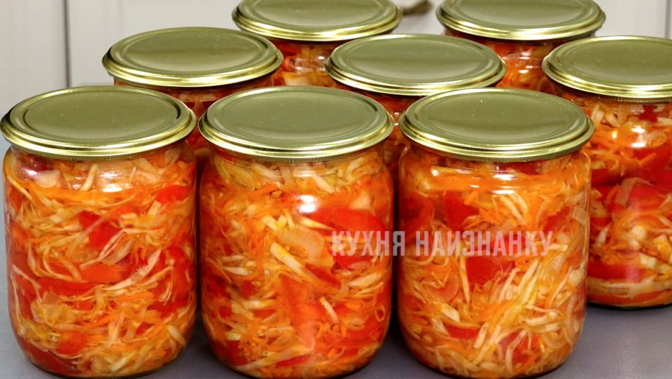 Простой салат на зиму, который не успевает задержаться до весны